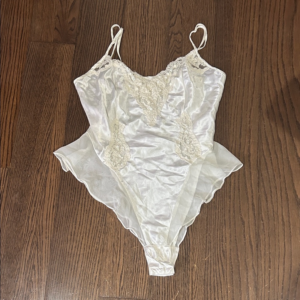 Vtg Victoria’s Secret bone white sequin lace teddy sexy Chemise one pc sz M